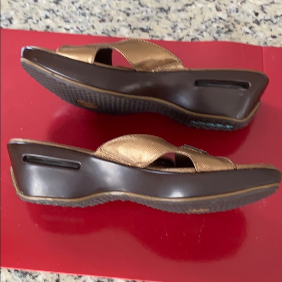 01:05 -  Vintage COLE HAAN G Series Nike Air Bronze Leather Slides - Picture 3 of 14